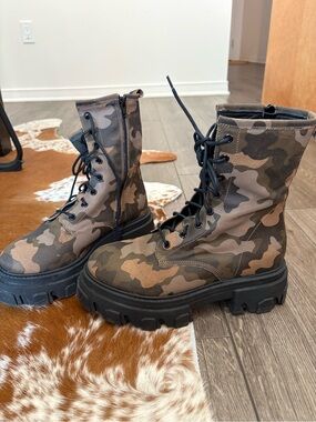 L'intervalle camo combat boots
